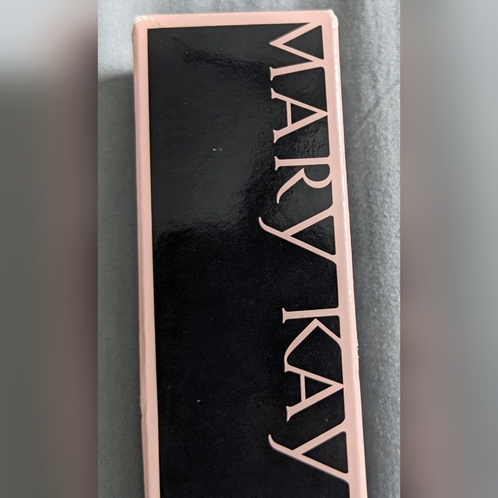 Mary Kay CC Cream - Complexion Corrector Cream Sunscreen Broad SPF15 - Picture 3 of 8